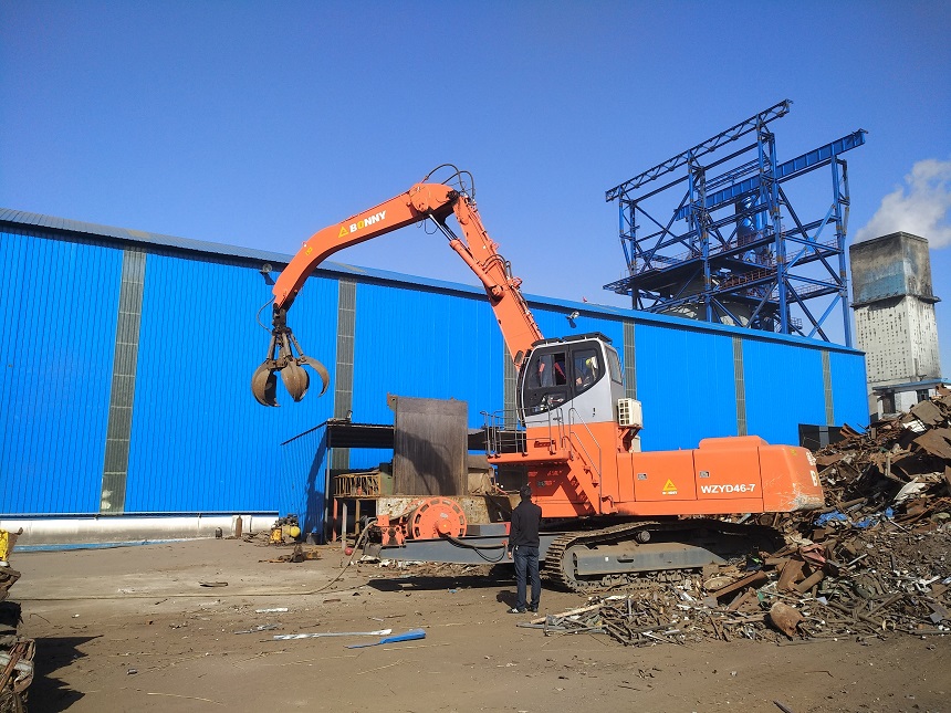 抓鋼機(jī).jpg 抓鋼機(jī).jpg