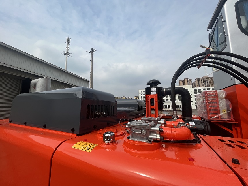 雙動(dòng)力抓鋼機(jī)結(jié)構(gòu)細(xì)節(jié)圖.jpg 雙動(dòng)力抓鋼機(jī)結(jié)構(gòu)細(xì)節(jié)圖.jpg