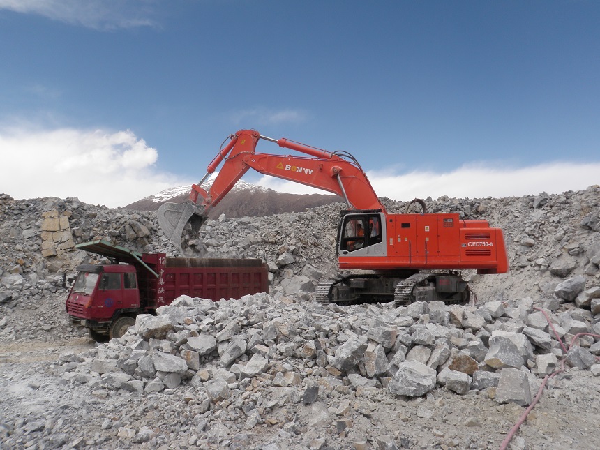 挖掘機(jī).jpg 挖掘機(jī).jpg