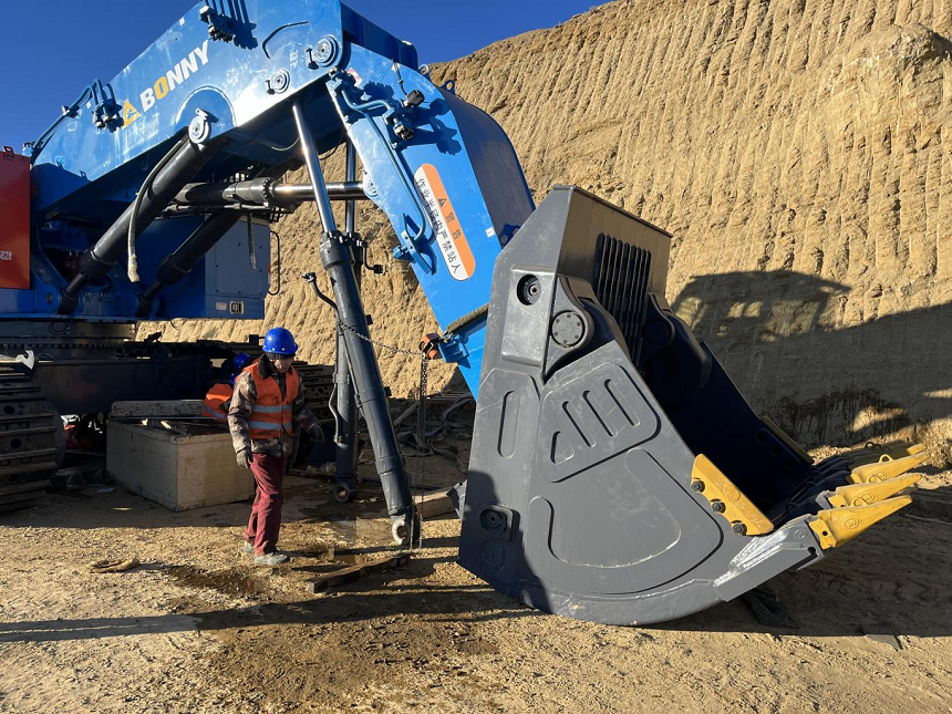 挖掘機(jī).png 挖掘機(jī).png